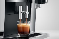 Jura S8 Chrome, zbliżenie na espresso.